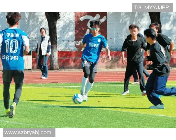 我们班的足球明星展现青春风采与团队精神的精彩瞬间 我们班的足球明星展现青春风采与团队精神的精彩瞬间