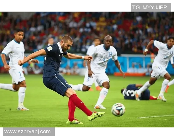 白色球衣下的闪耀之星探寻那些好看的足球明星与他们的精彩瞬间 白色球衣下的闪耀之星探寻那些好看的足球明星与他们的精彩瞬间